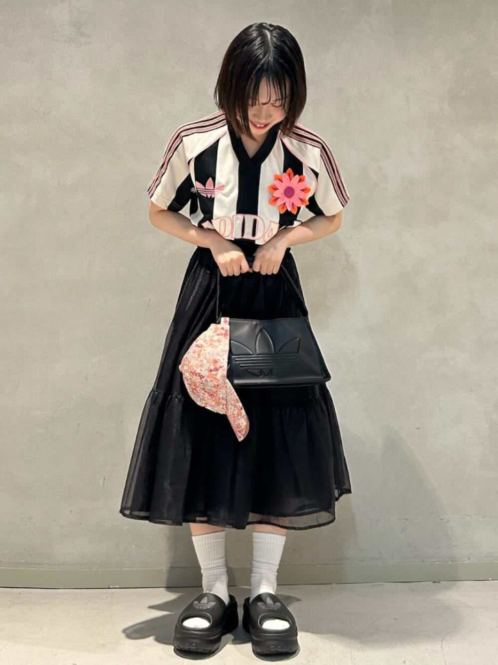 「adidasのウエストバンド チュール マキシスカート / アディダスオリジナルス adidas Originals（スカート、ブラック系）」を使った、村上さん（レディース・150cm）の春コーディネートの1枚目の写真