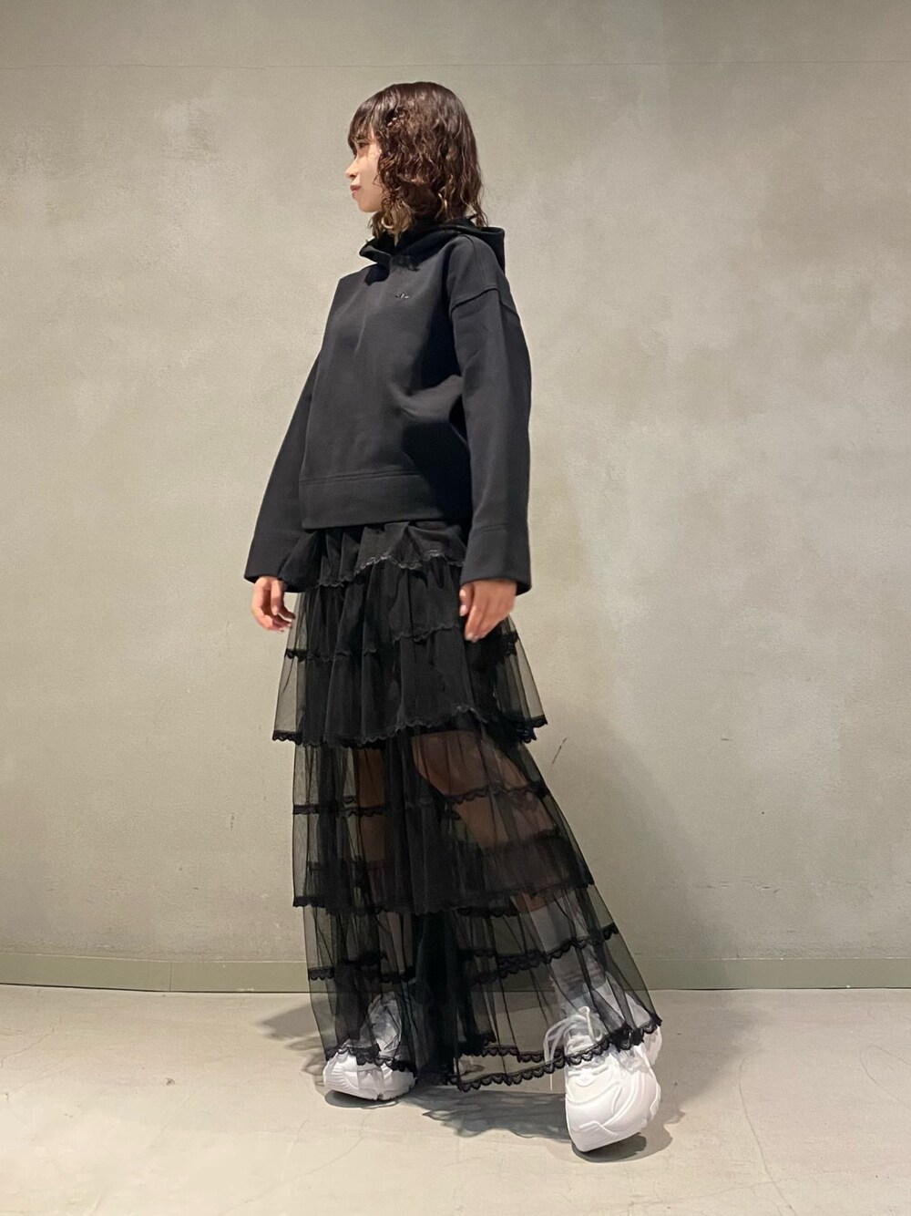 「スニーカー、パーカー、adidas、アディダス、adidas originals、厚底スニーカー、アディダスオリジナルス、フーディー、ショートパーカー、オズガイア」｜「adidasのプレミアム エッセンシャルズ ショートパーカー / アディダスオリジナルス adidas Originals（パーカー、ブラック系）」を使った、村上さん（レディース・150cm）の春コーディネートの1枚目の写真