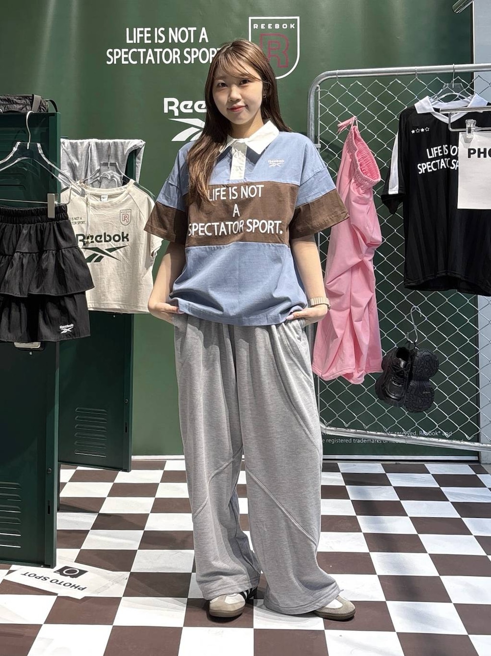 グレー系のスウェットパンツ、ブルー系のシャツ/ブラウスを着用したレディースの春コーディネートの1枚目の写真
