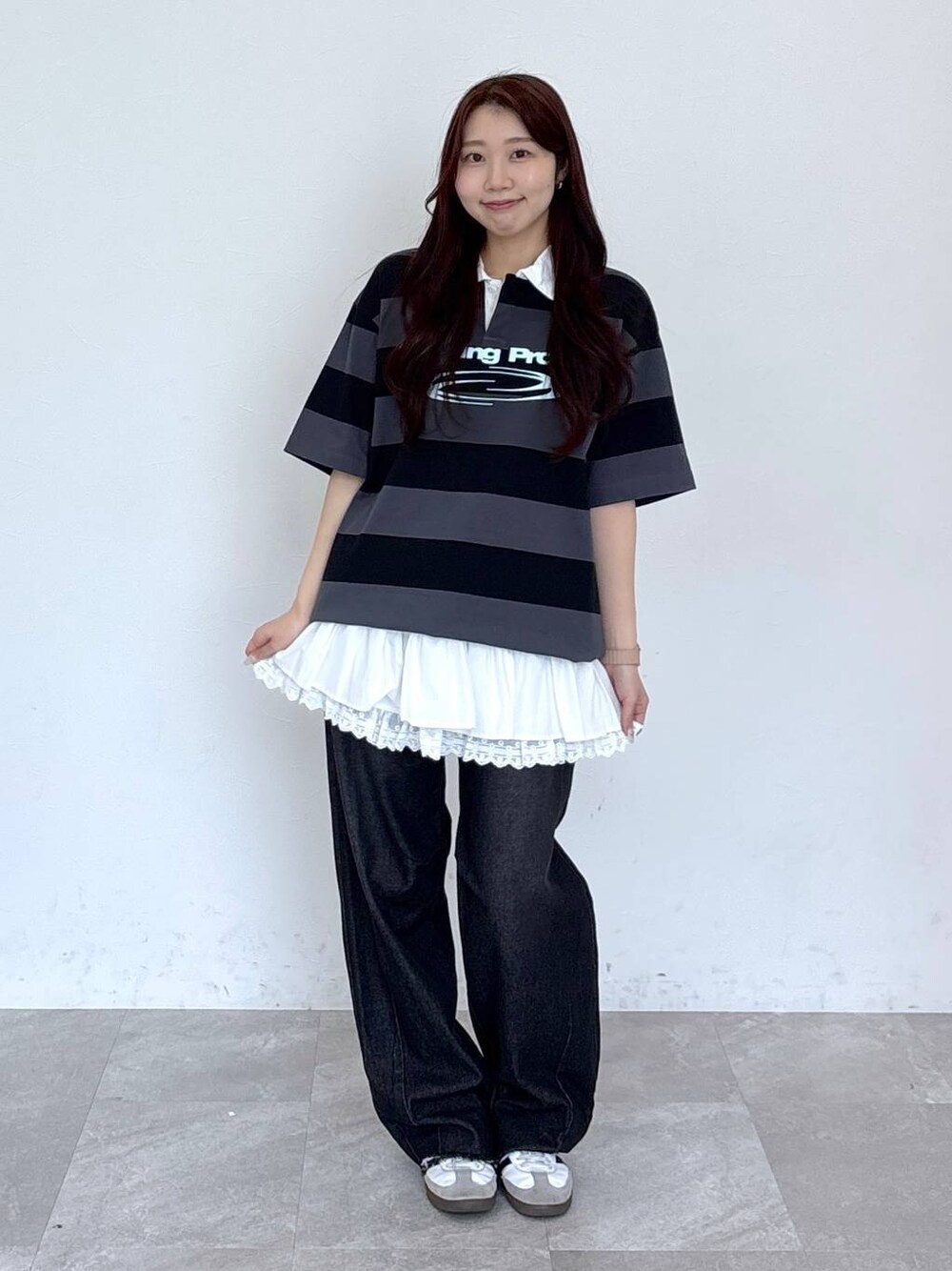 ブラック系のデニムパンツ、ベージュ系のスカート、グレー系のTシャツ/カットソーを着用したレディースの春コーディネートの1枚目の写真