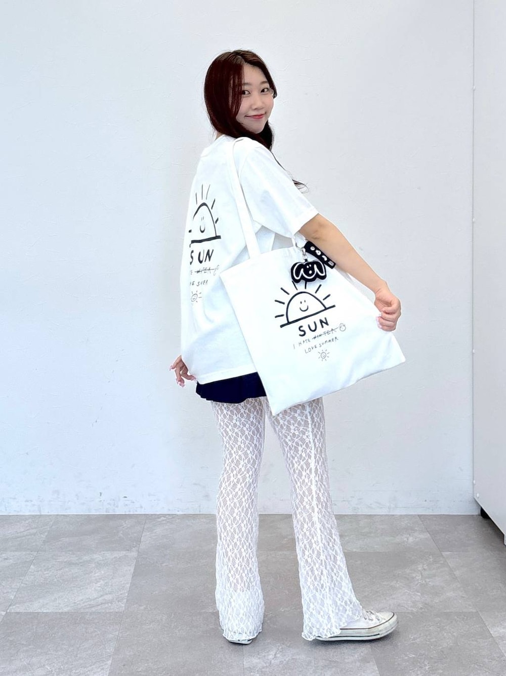 その他のトートバッグ、ブルー系のスカート、その他のTシャツ/カットソーを着用したレディースの春コーディネートの1枚目の写真