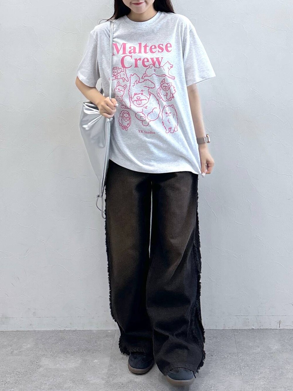 ブラック系のデニムパンツ、グレー系のTシャツ/カットソー、グレー系のバックパック/リュックを着用したレディースの夏コーディネートの1枚目の写真