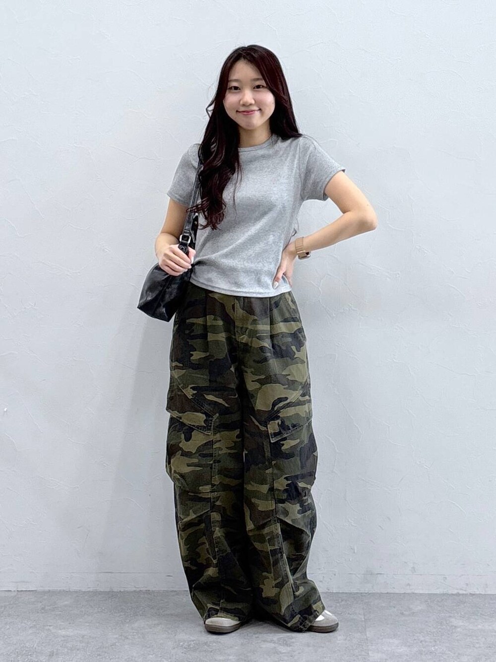 ブラック系のハンドバッグ、その他のカーゴパンツ、グレー系のTシャツ/カットソーを着用したレディースの春コーディネートの1枚目の写真