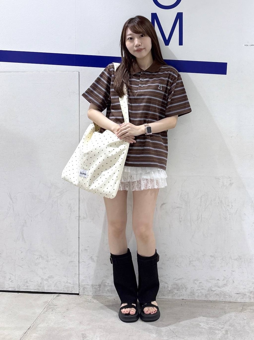 ホワイト系のその他パンツ、その他のトートバッグ、ブラック系のサンダルを着用したレディースの夏コーディネートの1枚目の写真