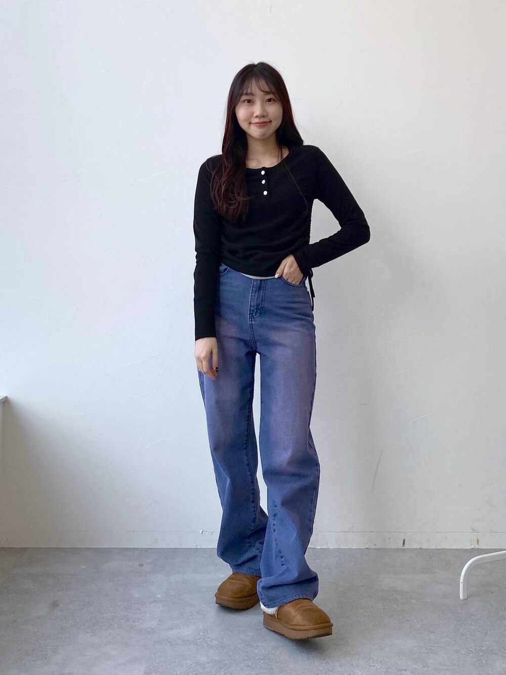 パープル系のデニムパンツ、グレー系のTシャツ/カットソーを着用したレディースの冬コーディネートの1枚目の写真