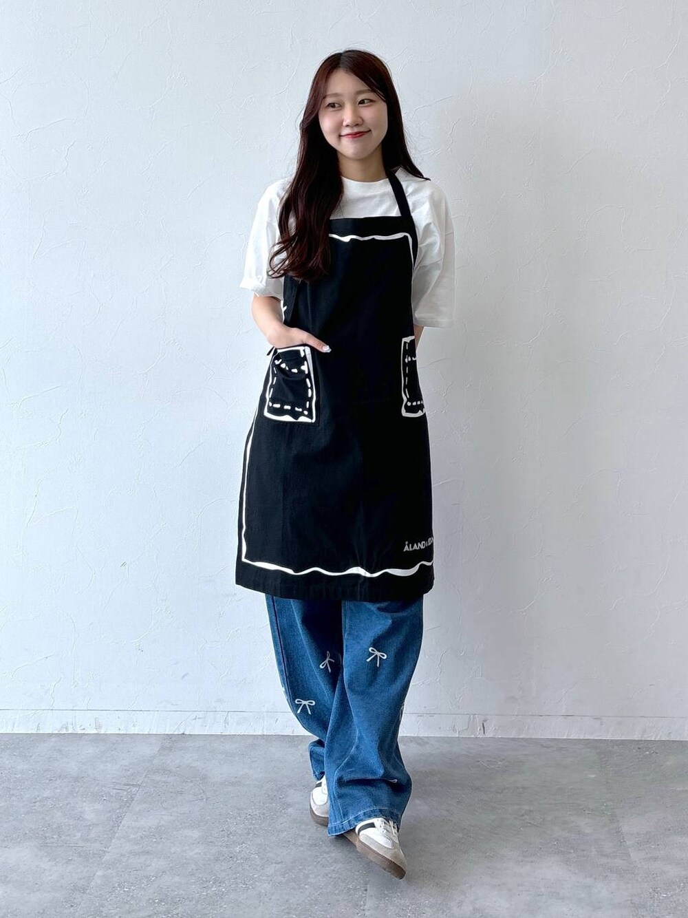 ブルー系のデニムパンツ、ホワイト系のTシャツ/カットソーを着用したレディースの夏コーディネートの1枚目の写真