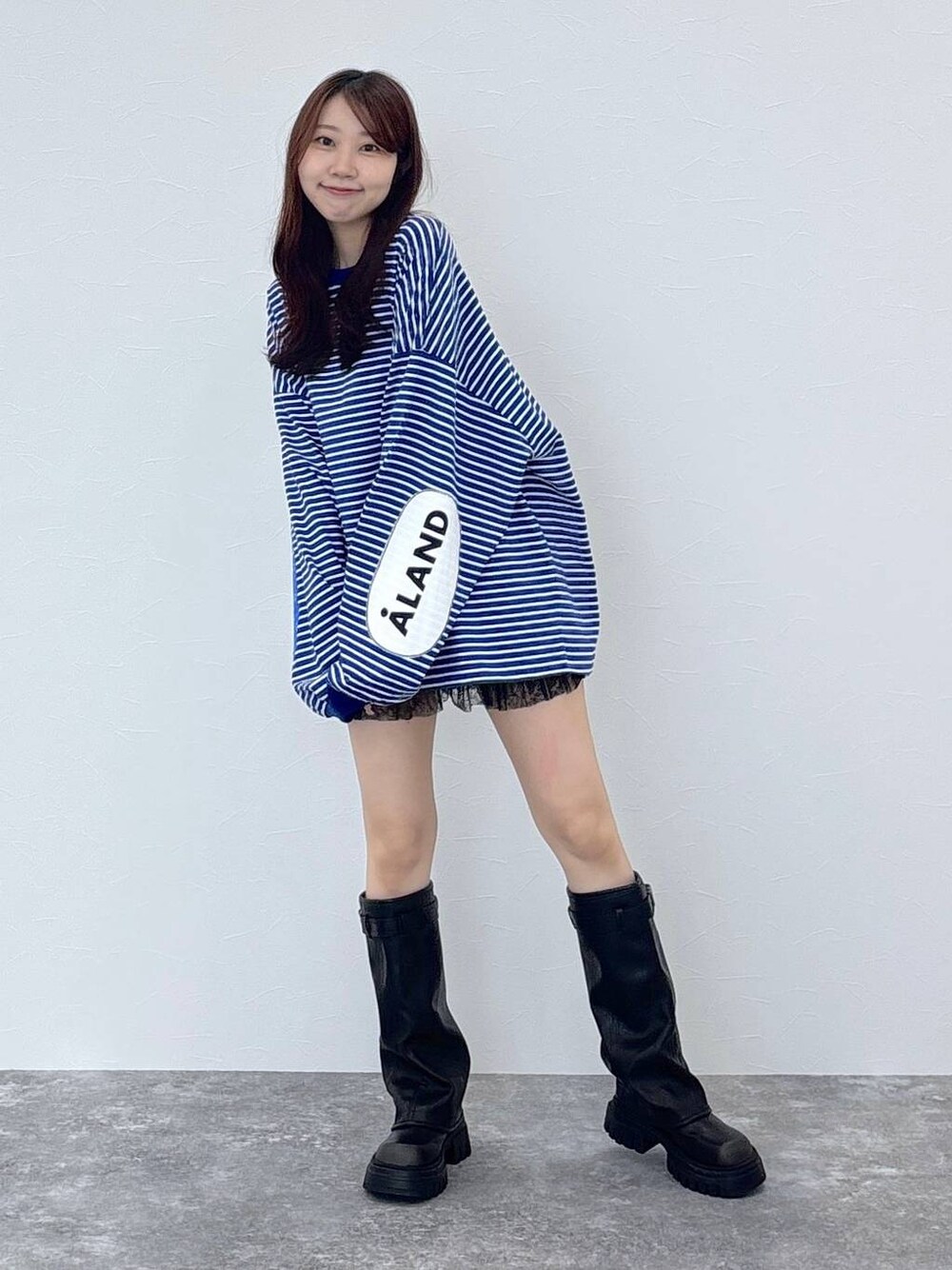 ブラック系のその他パンツ、ブラック系のブーツ、ブルー系のTシャツ/カットソーを着用したレディースの夏コーディネートの1枚目の写真