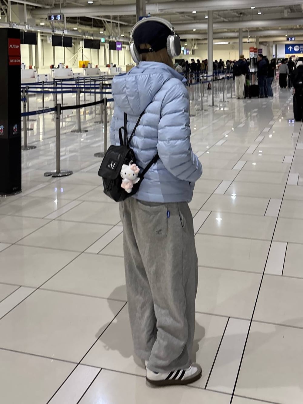 グレー系のスウェットパンツを着用したレディースの冬コーディネートの1枚目の写真