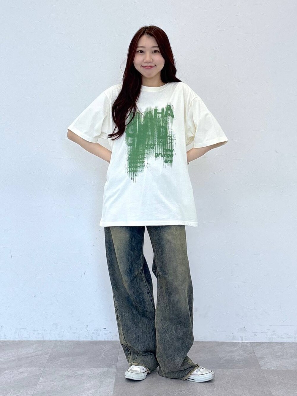 ブルー系のデニムパンツを着用したレディースの春コーディネートの1枚目の写真