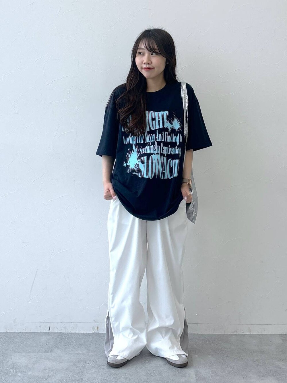 ベージュ系のカーゴパンツ、グレー系のトートバッグ、ブルー系のTシャツ/カットソーを着用したレディースの春コーディネートの1枚目の写真