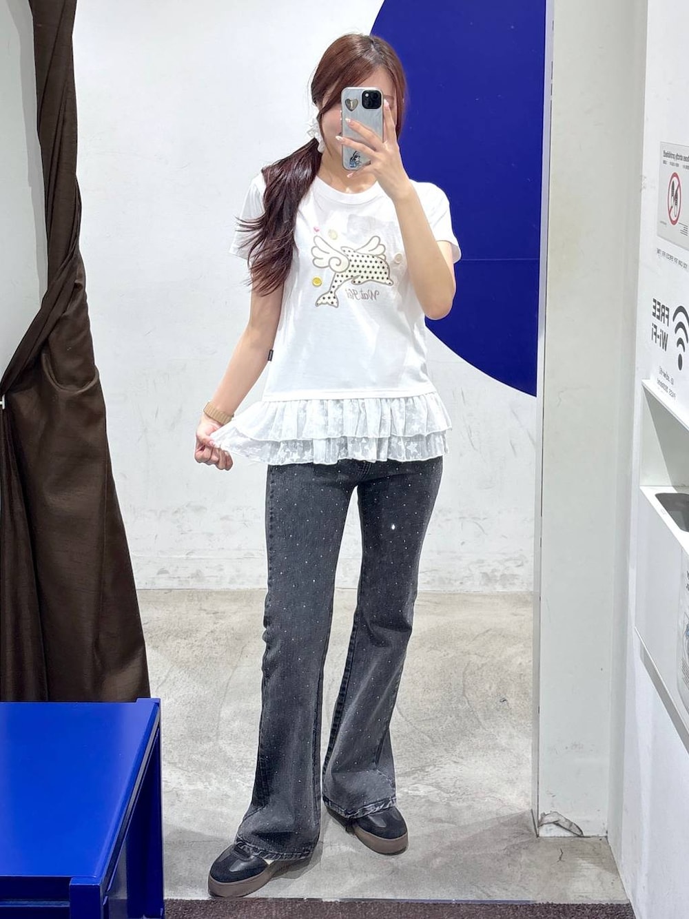 ホワイト系のTシャツ/カットソー、ブラック系のデニムパンツを着用したレディースの夏コーディネートの1枚目の写真