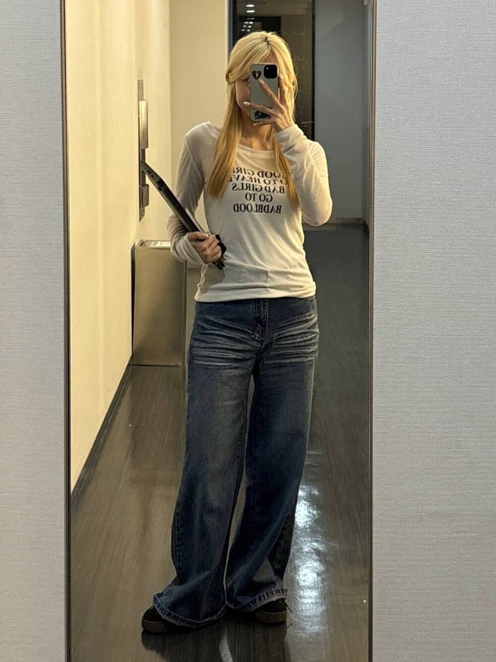 ブルー系のデニムパンツを着用したレディースの秋コーディネートの1枚目の写真