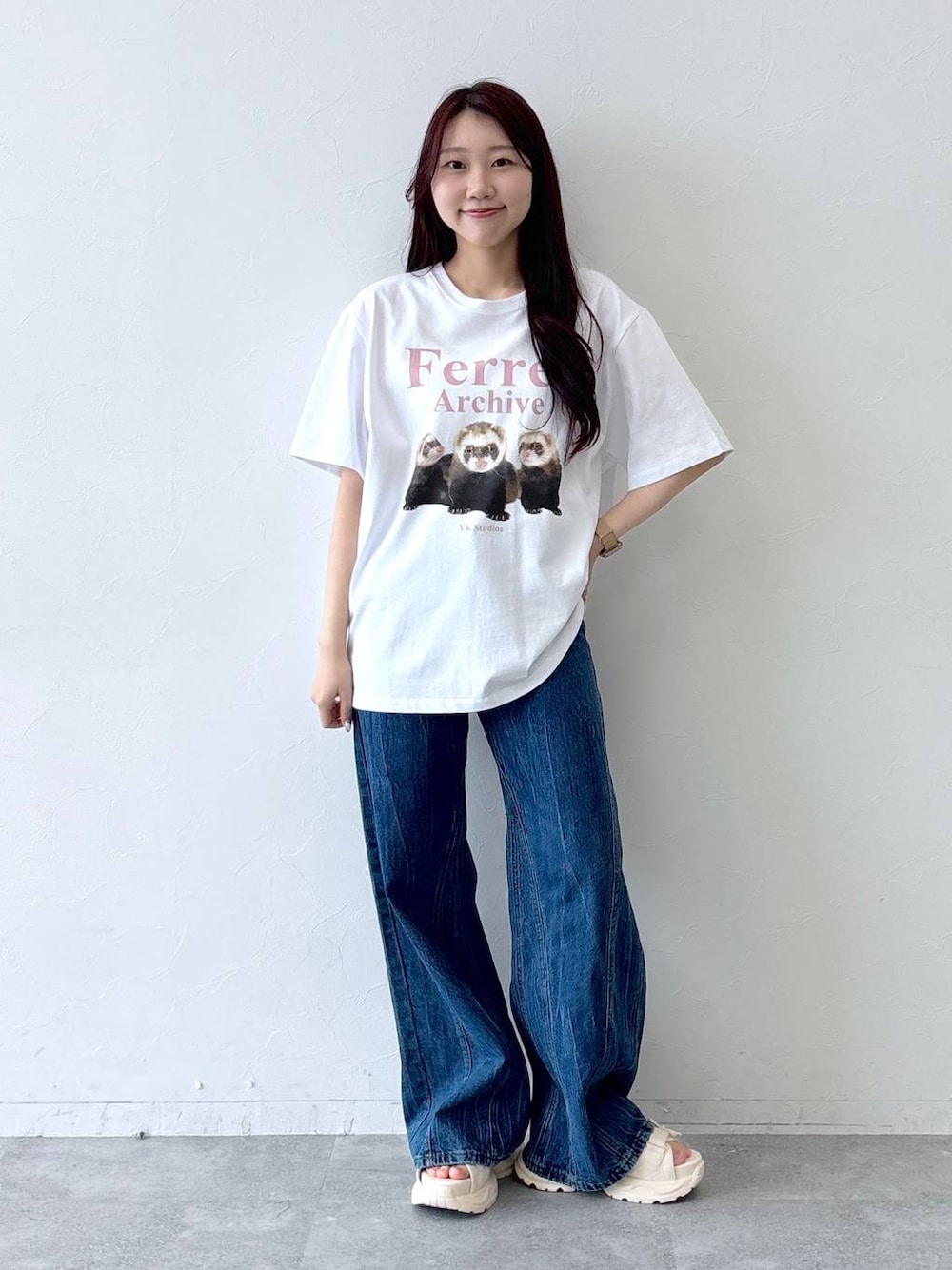 その他のサンダル、ブルー系のデニムパンツ、ホワイト系のTシャツ/カットソーを着用したレディースの春コーディネートの1枚目の写真