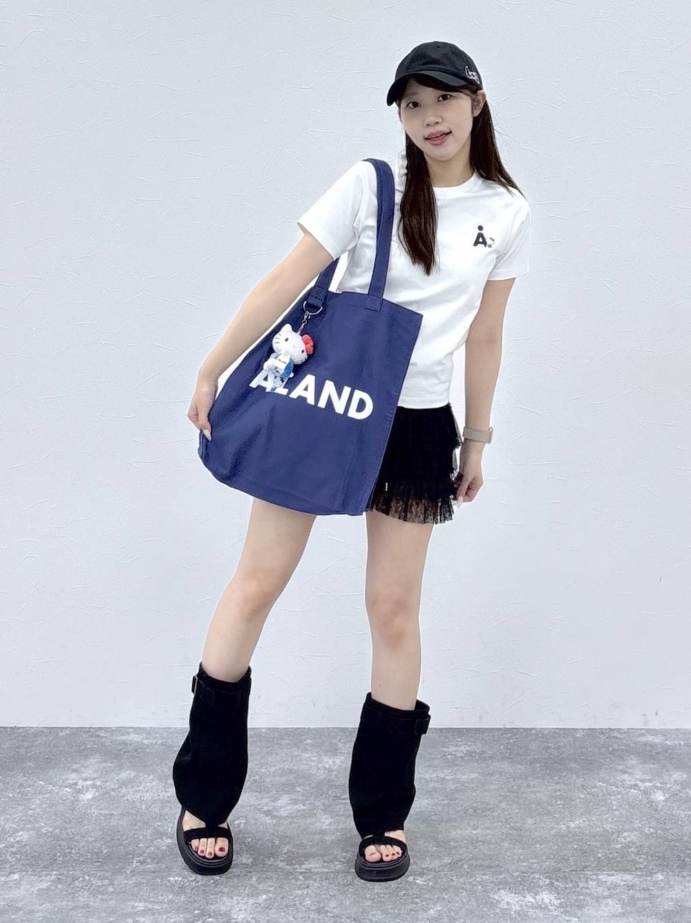 ホワイト系のTシャツ/カットソー、ブルー系のトートバッグ、ブラック系のその他パンツを着用したレディースの夏コーディネートの1枚目の写真