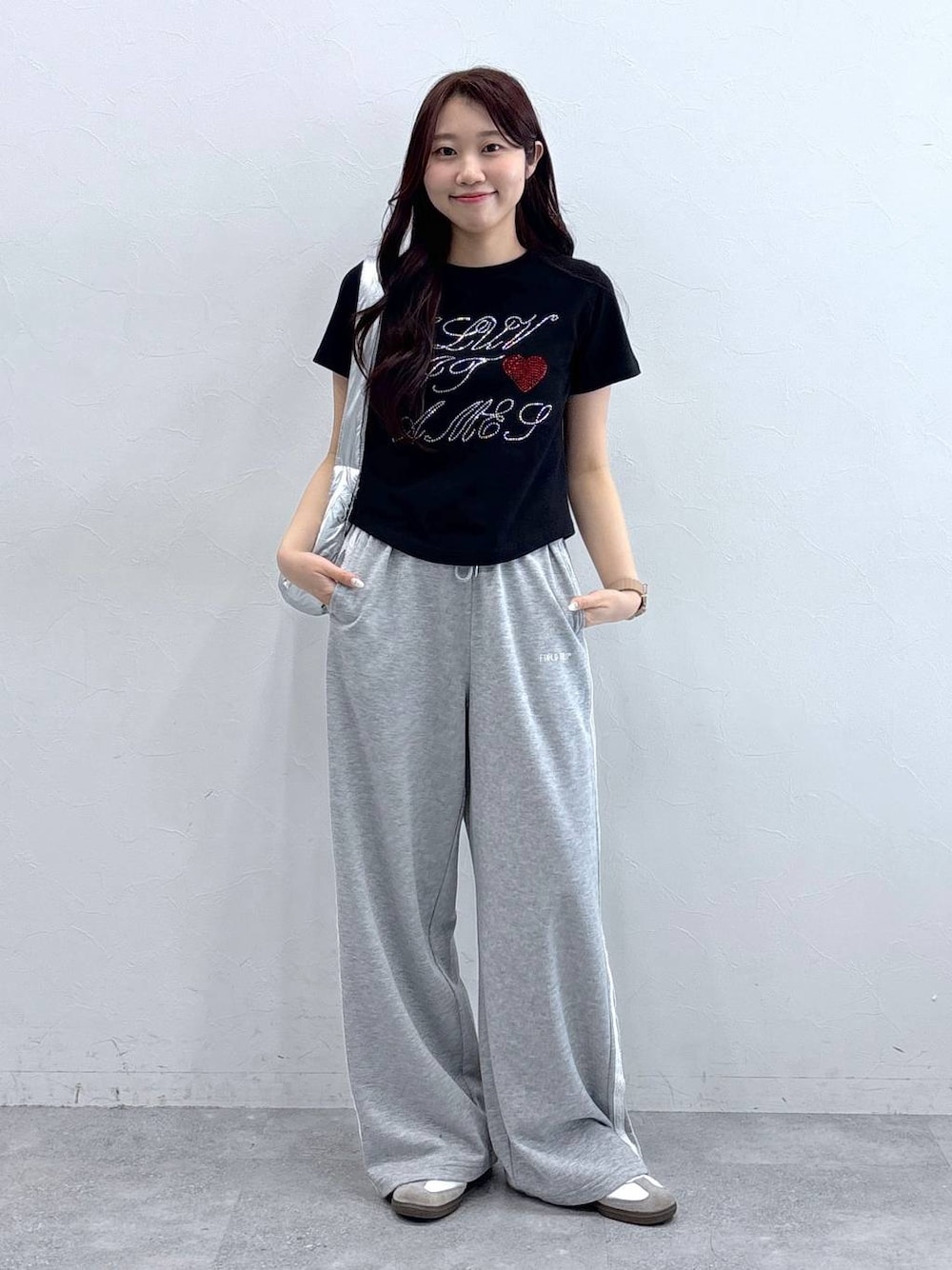 グレー系のスウェットパンツ、ブラック系のTシャツ/カットソーを着用したレディースの春コーディネートの1枚目の写真