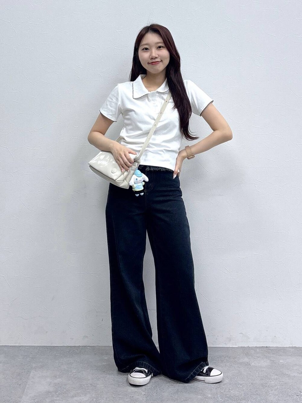 ホワイト系のハンドバッグ、ブルー系のデニムパンツ、ホワイト系のTシャツ/カットソーを着用したレディースの夏コーディネートの1枚目の写真