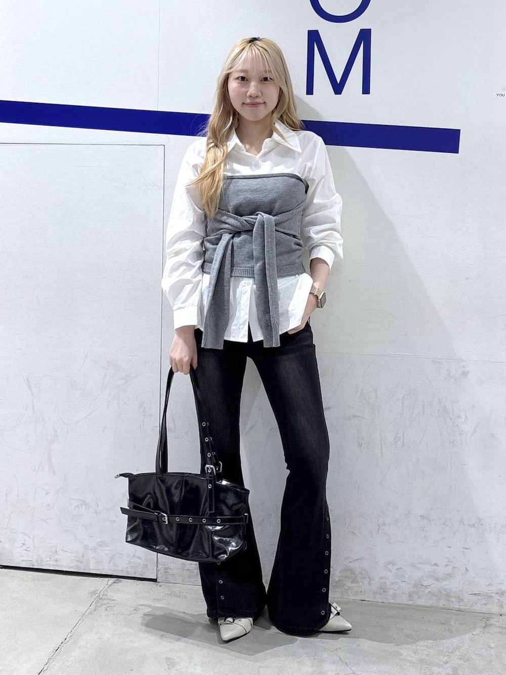 ホワイト系のパンプス、ブラック系のデニムパンツ、ホワイト系のシャツ/ブラウスを着用したレディースの冬コーディネートの1枚目の写真