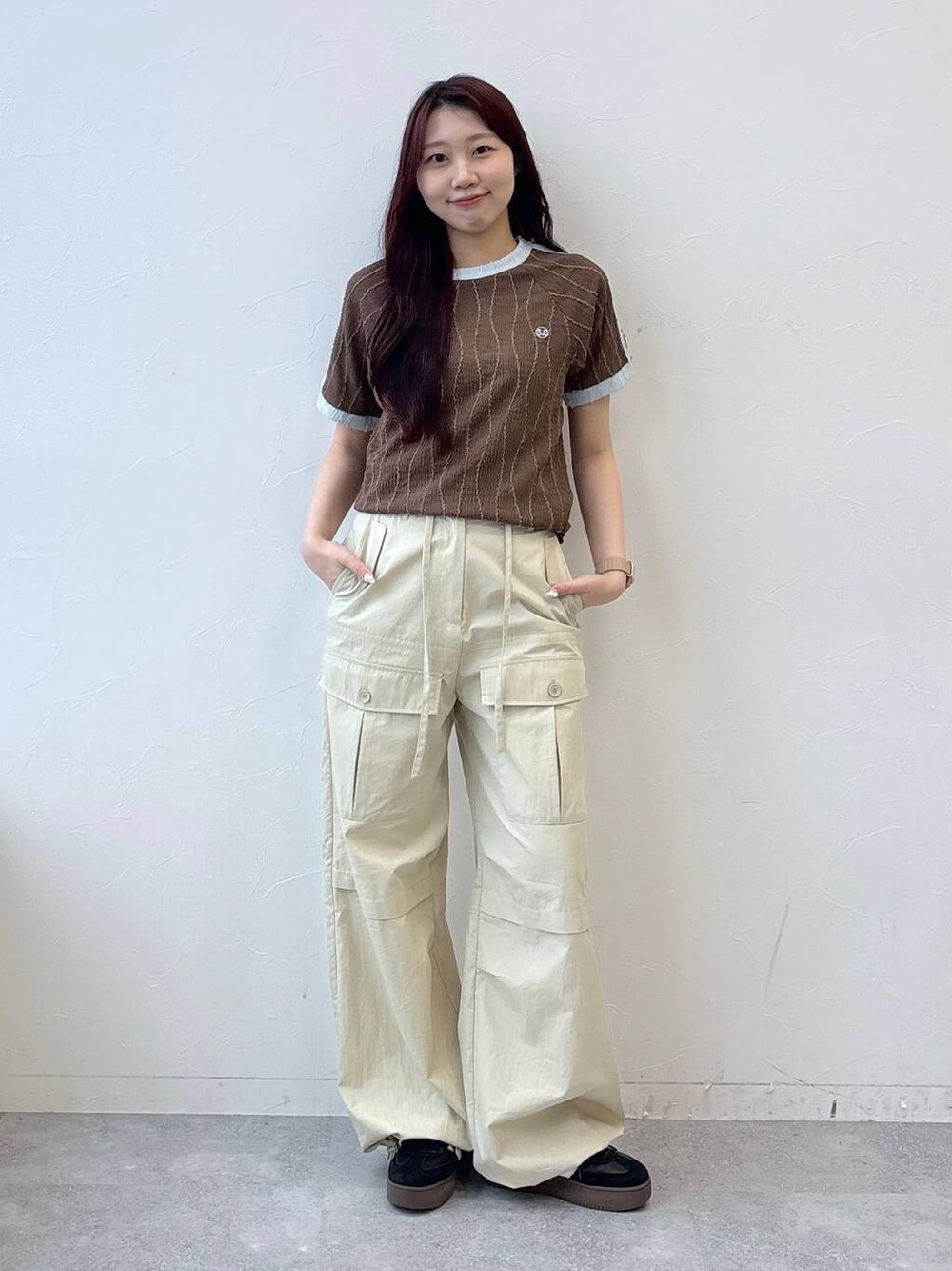ベージュ系のその他パンツ、ブラウン系のTシャツ/カットソーを着用したレディースの夏コーディネートの1枚目の写真