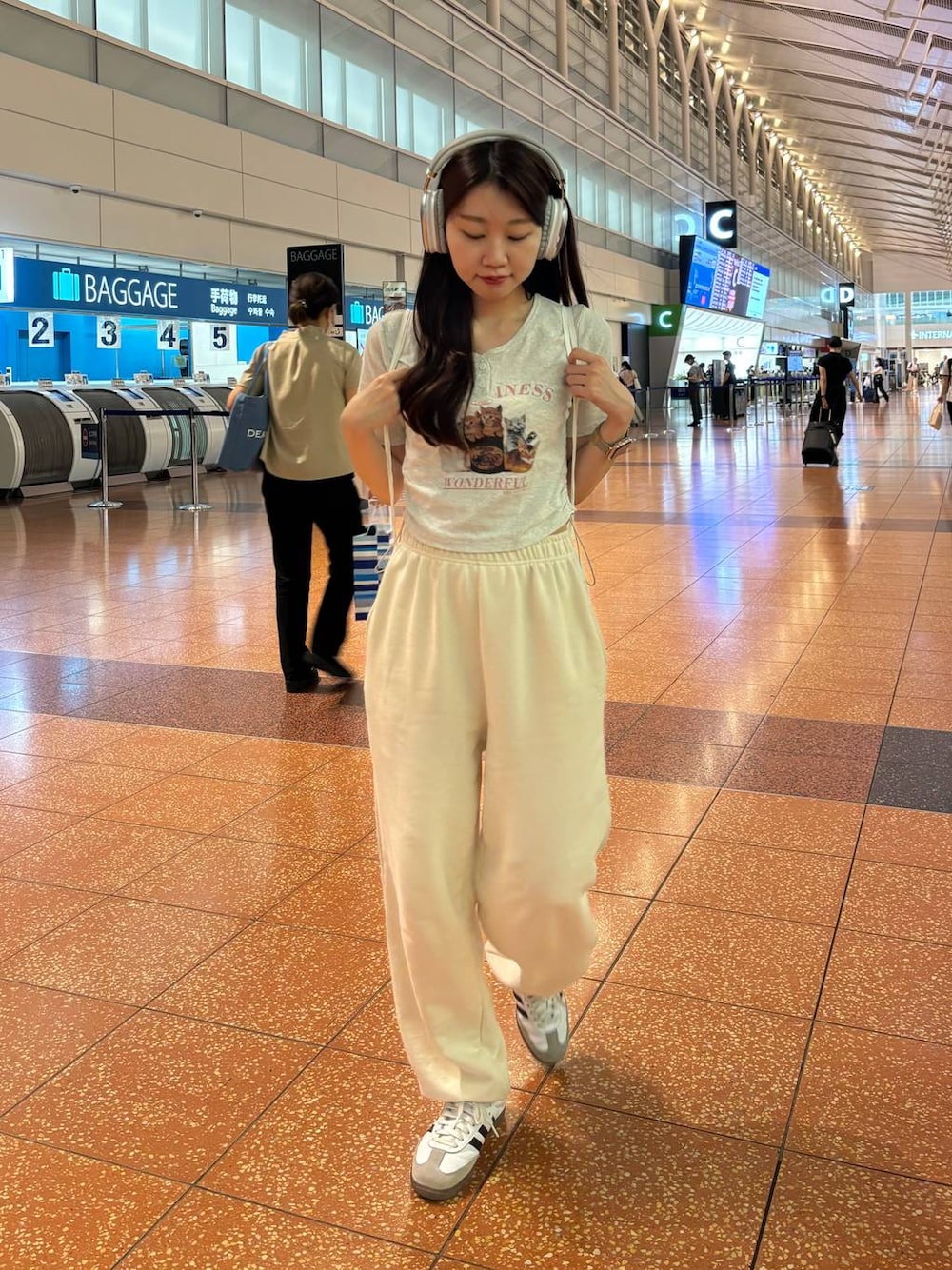 ホワイト系のバックパック/リュック、ベージュ系のスウェットパンツを着用したレディースの夏コーディネートの1枚目の写真