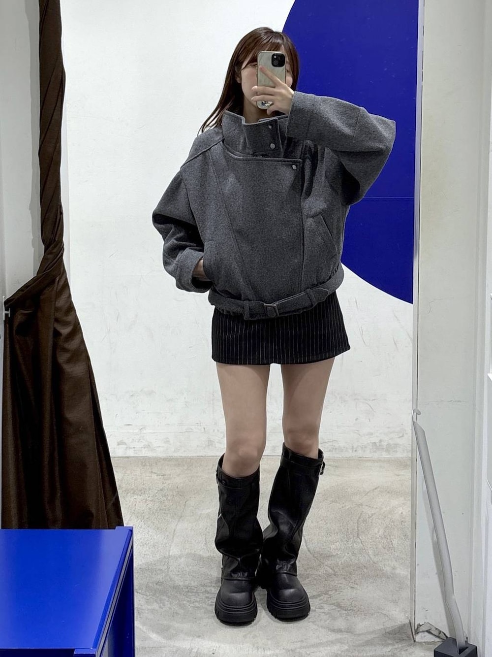 ブラック系のその他パンツ、ブラック系のブーツ、グレー系のブルゾンを着用したレディースの秋コーディネートの1枚目の写真