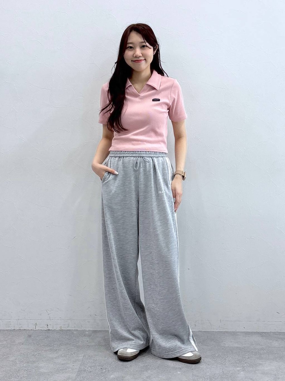 ピンク系のTシャツ/カットソー、グレー系のスウェットパンツを着用したレディースの春コーディネートの1枚目の写真