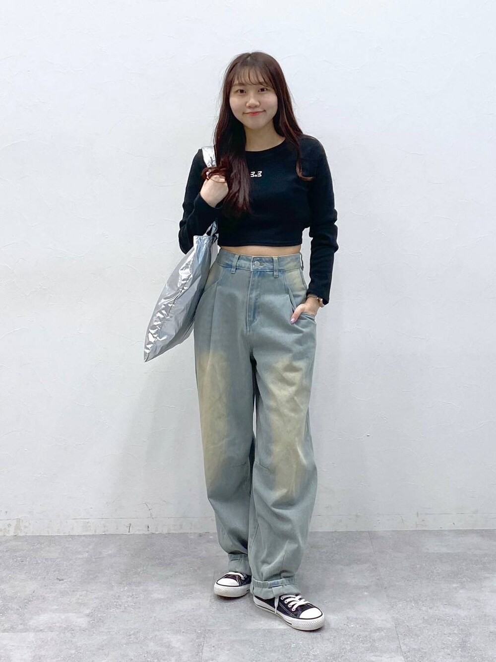 グレー系のトートバッグ、ブルー系のデニムパンツ、ブラック系のTシャツ/カットソーを着用したレディースの春コーディネートの1枚目の写真