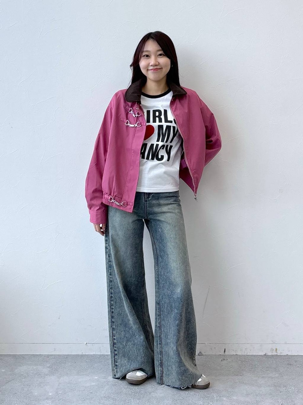 その他のデニムパンツ、ブラック系のTシャツ/カットソーを着用したレディースの冬コーディネートの1枚目の写真