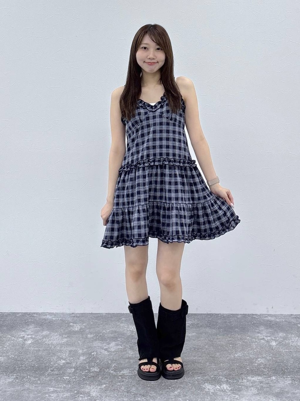 ブルー系のワンピース、ブラック系のサンダルを着用したレディースの夏コーディネートの1枚目の写真
