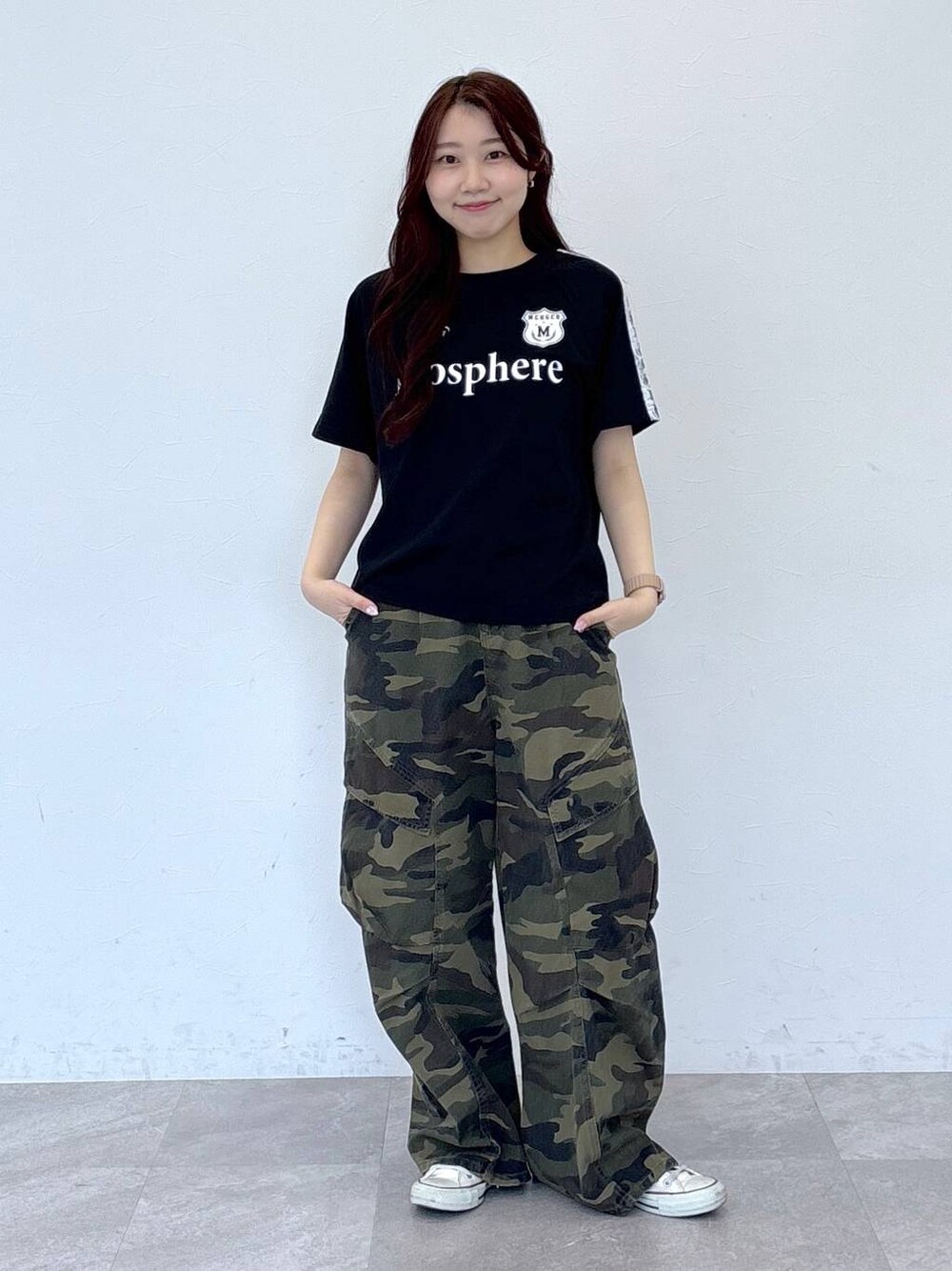 その他のカーゴパンツ、ブラック系のTシャツ/カットソーを着用したレディースの春コーディネートの1枚目の写真