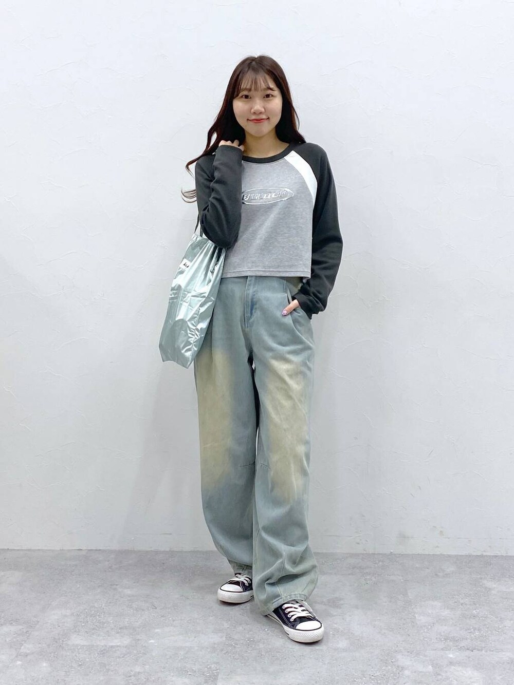 ブルー系のデニムパンツ、グレー系のTシャツ/カットソー、ブルー系のトートバッグを着用したレディースの春コーディネートの1枚目の写真