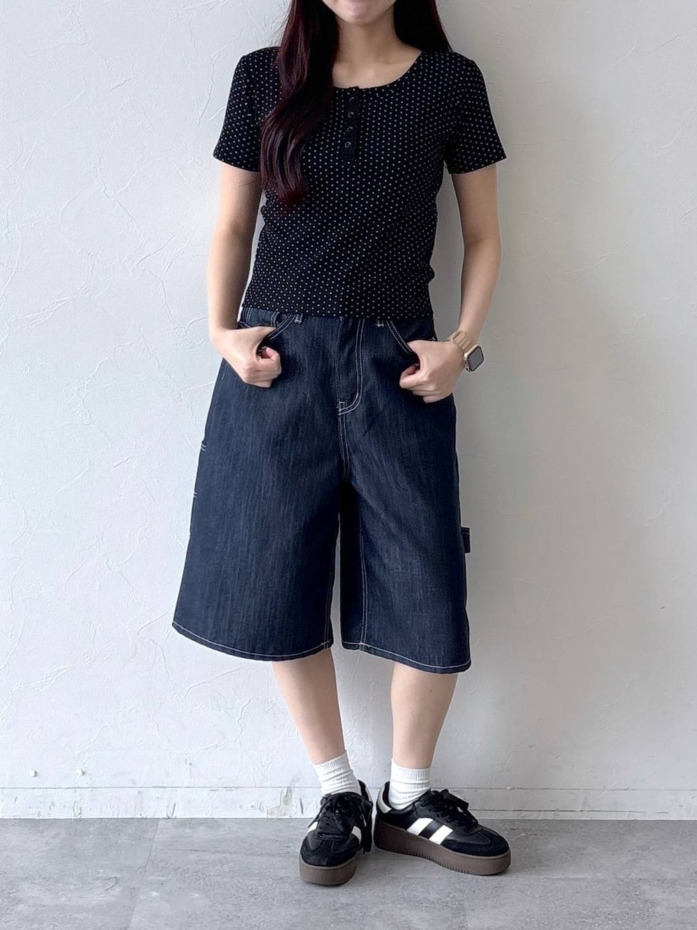 ブルー系のデニムパンツ、ブラック系のTシャツ/カットソーを着用したレディースの春コーディネートの1枚目の写真