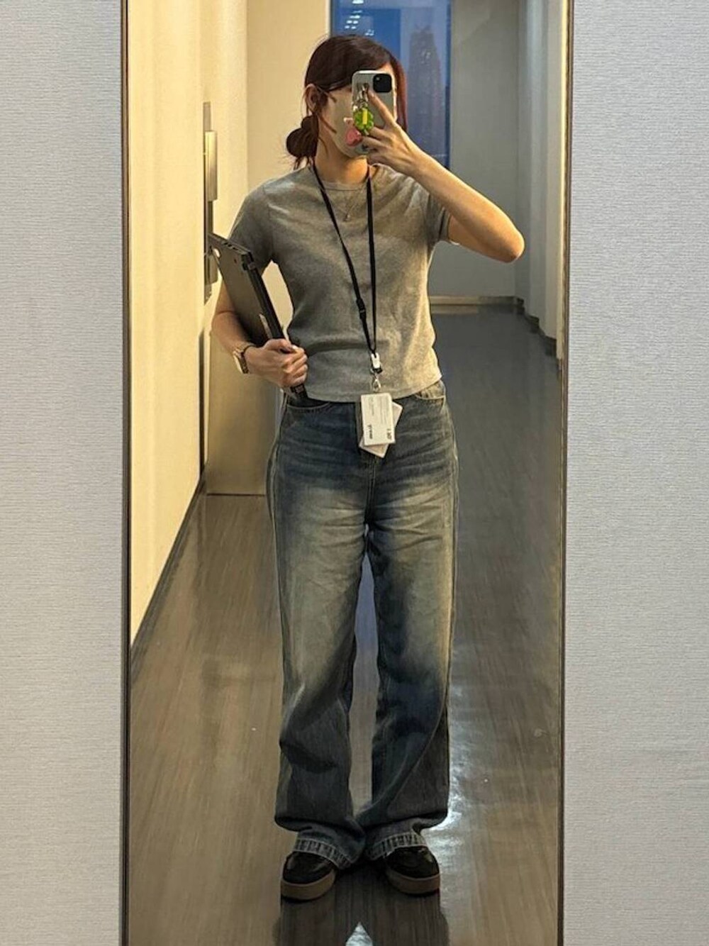 ブルー系のデニムパンツ、グレー系のTシャツ/カットソーを着用したレディースの夏コーディネートの1枚目の写真