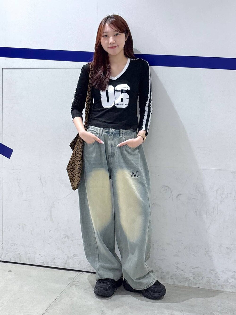ブラック系のスニーカー、ブラック系のTシャツ/カットソー、その他のトートバッグを着用したレディースの夏コーディネートの1枚目の写真