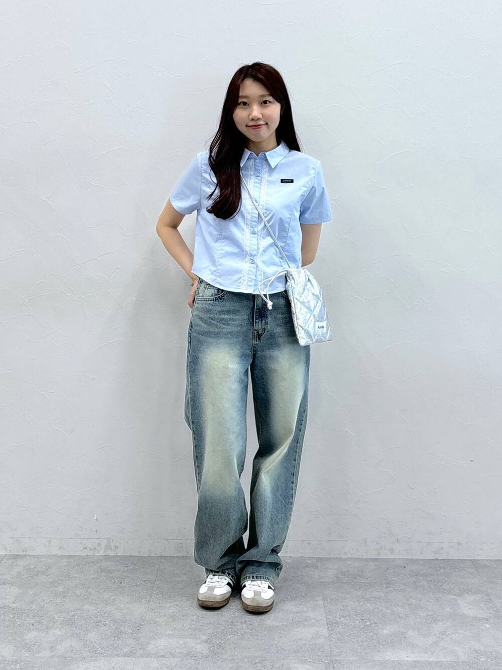 ブルー系のデニムパンツ、シルバー系のショルダーバッグ、ブルー系のシャツ/ブラウスを着用したレディースの夏コーディネートの1枚目の写真