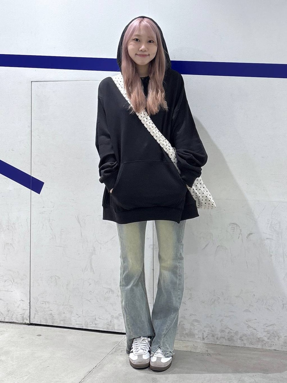 その他のトートバッグ、ブルー系のデニムパンツ、ブラック系のパーカーを着用したレディースの秋コーディネートの1枚目の写真