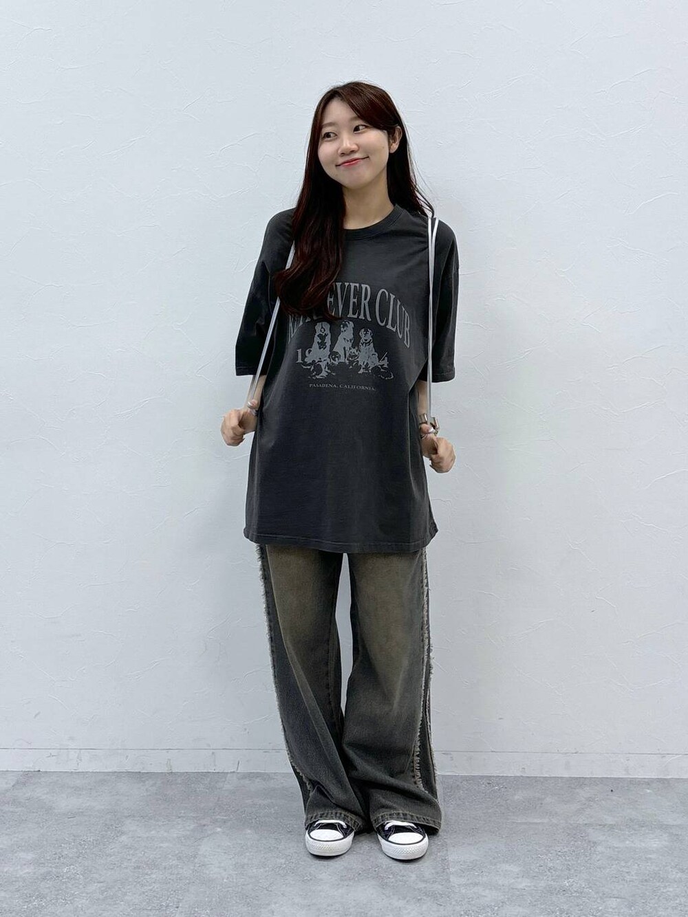 ブルー系のデニムパンツ、その他のTシャツ/カットソー、グレー系のバックパック/リュックを着用したレディースの夏コーディネートの1枚目の写真