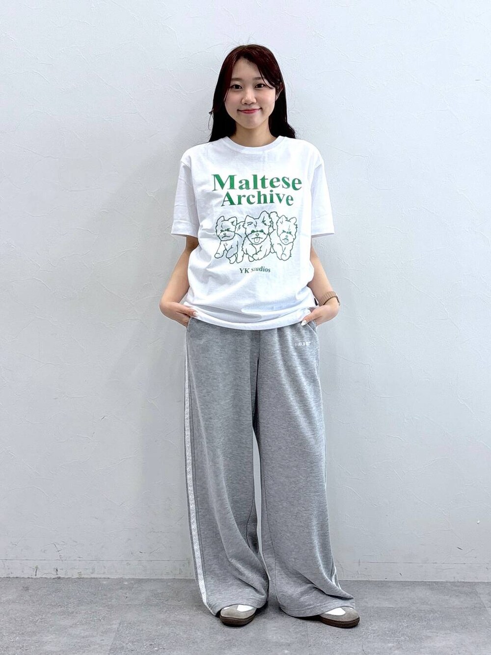 グレー系のスウェットパンツ、ホワイト系のTシャツ/カットソーを着用したレディースの春コーディネートの1枚目の写真