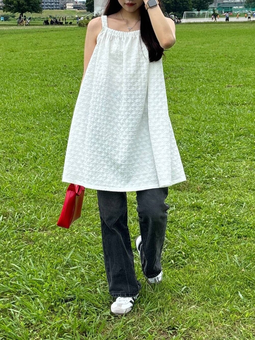 ホワイト系のワンピース、ベージュ系のチューブトップ、レッド系のハンドバッグを着用したレディースの夏コーディネートの1枚目の写真