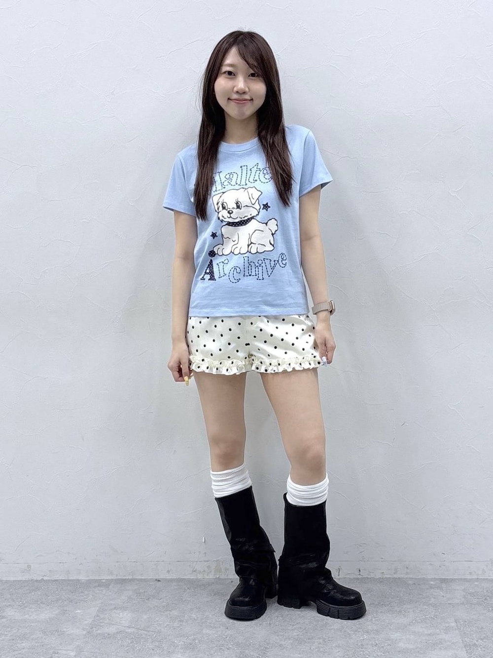 ブラック系のブーツ、ホワイト系のその他パンツ、ブルー系のTシャツ/カットソーを着用したレディースの春コーディネートの1枚目の写真
