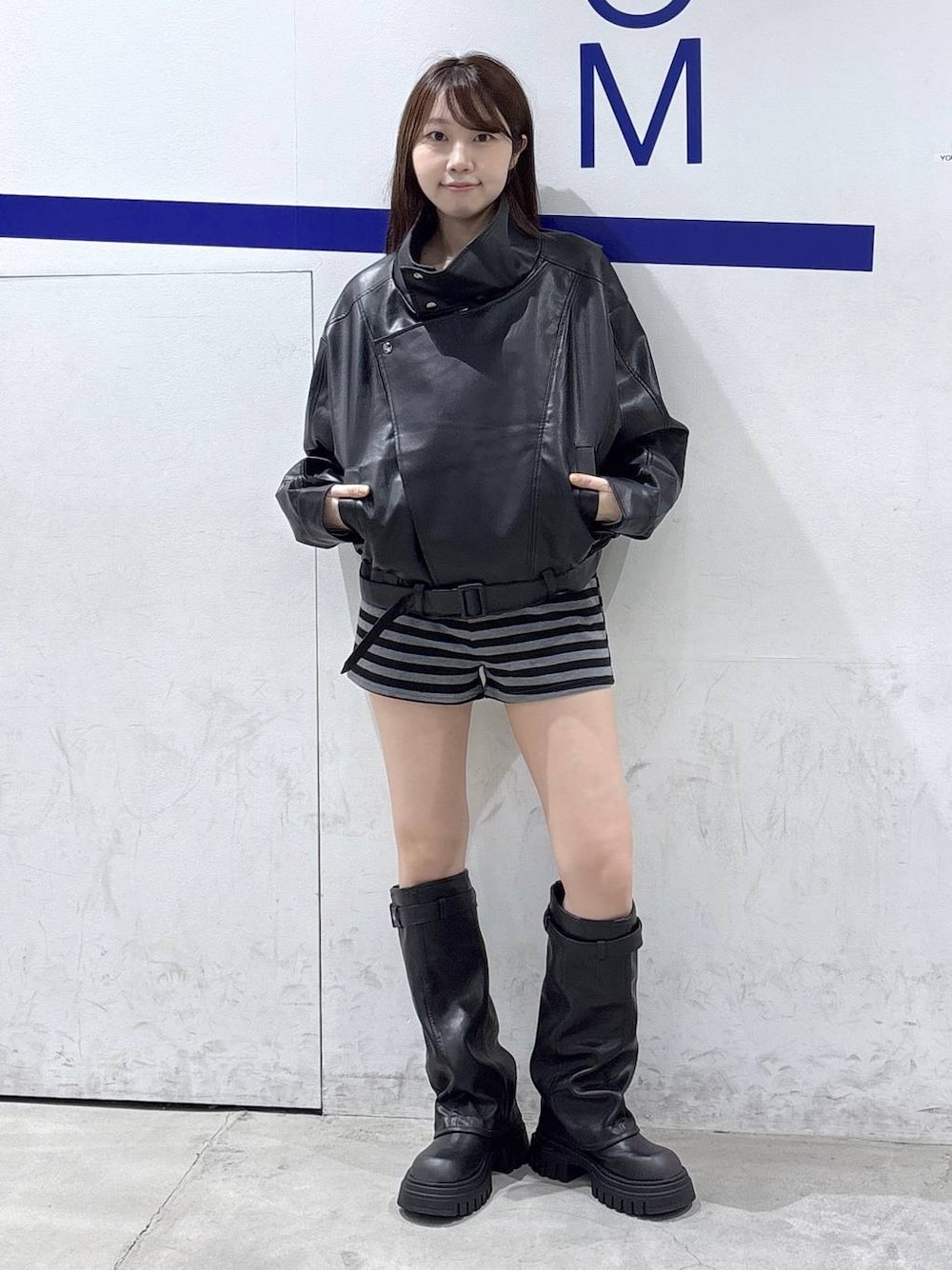 グレー系のその他パンツ、ブラウン系のブーツ、ブラック系のブルゾンを着用したレディースの秋コーディネートの1枚目の写真