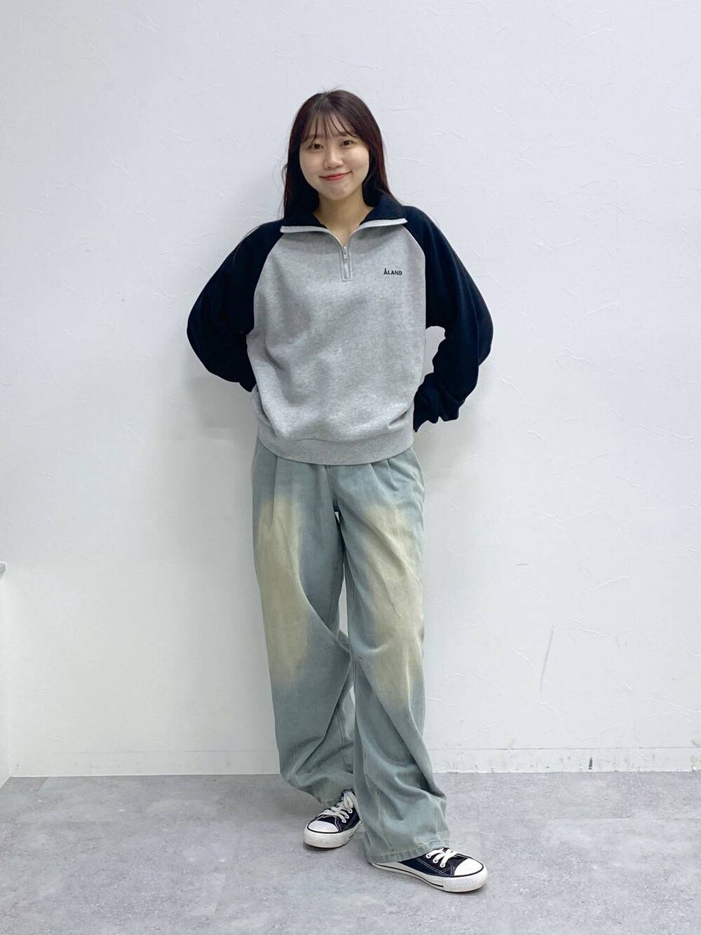 ブルー系のデニムパンツ、ブラック系のスウェットを着用したレディースの冬コーディネートの1枚目の写真