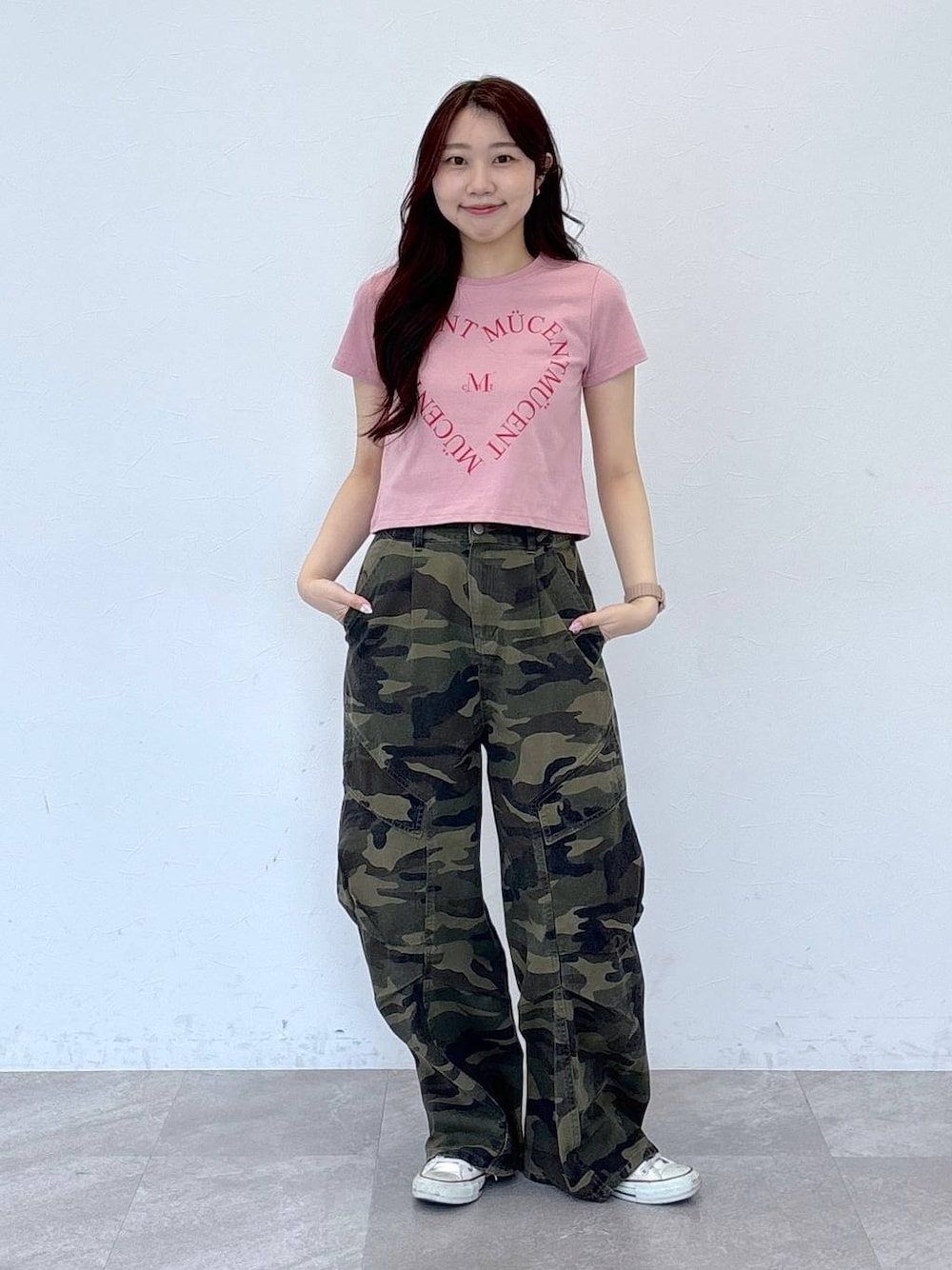 その他のカーゴパンツ、ピンク系のTシャツ/カットソーを着用したレディースの春コーディネートの1枚目の写真