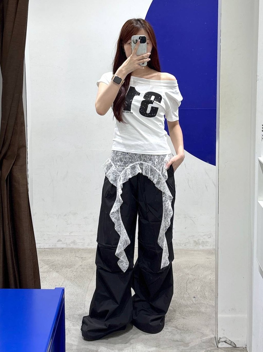 ホワイト系のTシャツ/カットソー、ブラック系のその他パンツを着用したレディースの夏コーディネートの1枚目の写真