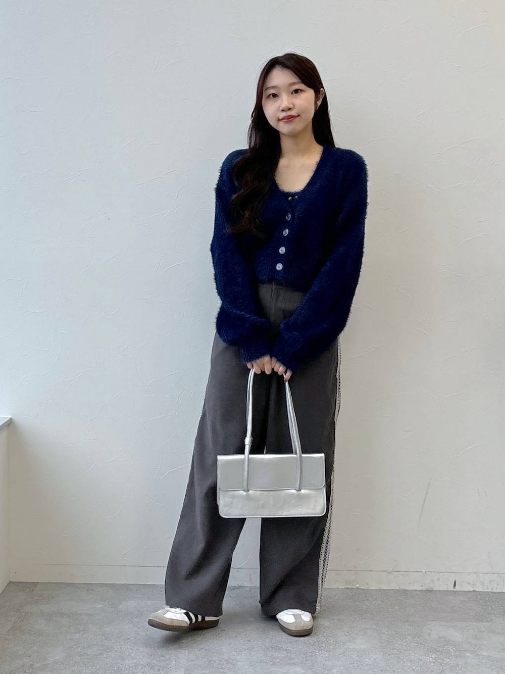 「韓国系、女子ウケ、着痩せ・細見え、ALAND」｜「3.3 Field Trip の3.3 Field Trip／レザースクエアバッグ（ショルダーバッグ、シルバー系）」を使った、snowaeさん（レディース・157cm）の冬コーディネートの1枚目の写真