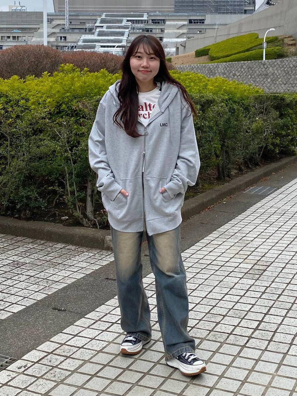 ブルー系のその他パンツ、ホワイト系のTシャツ/カットソー、グレー系のパーカーを着用したレディースの春コーディネートの1枚目の写真