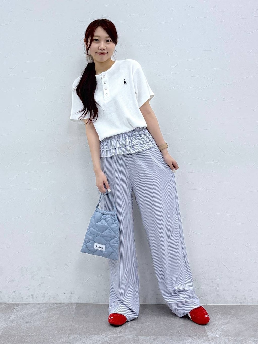 ホワイト系のTシャツ/カットソーを着用したレディースの夏コーディネートの1枚目の写真