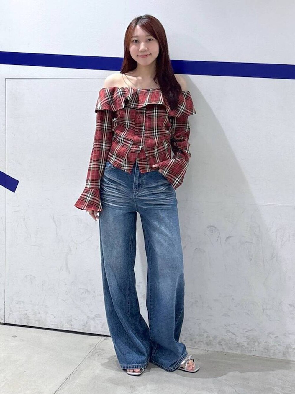 ブルー系のデニムパンツ、レッド系のシャツ/ブラウスを着用したレディースの夏コーディネートの1枚目の写真
