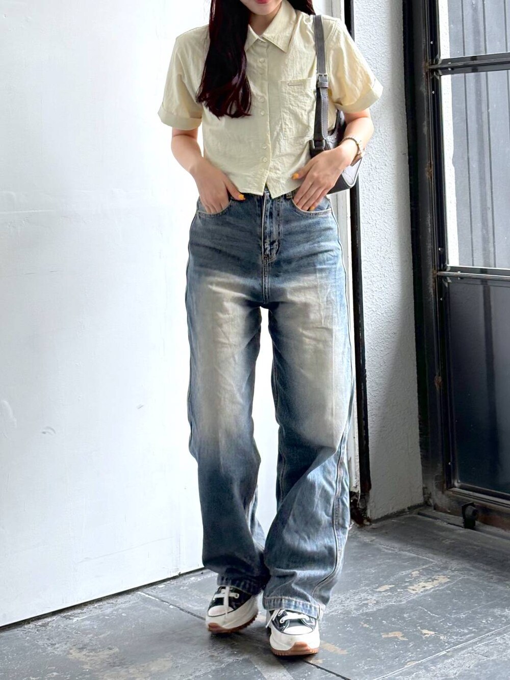 ブルー系のその他パンツ、ブラック系のトートバッグを着用したレディースの夏コーディネートの1枚目の写真