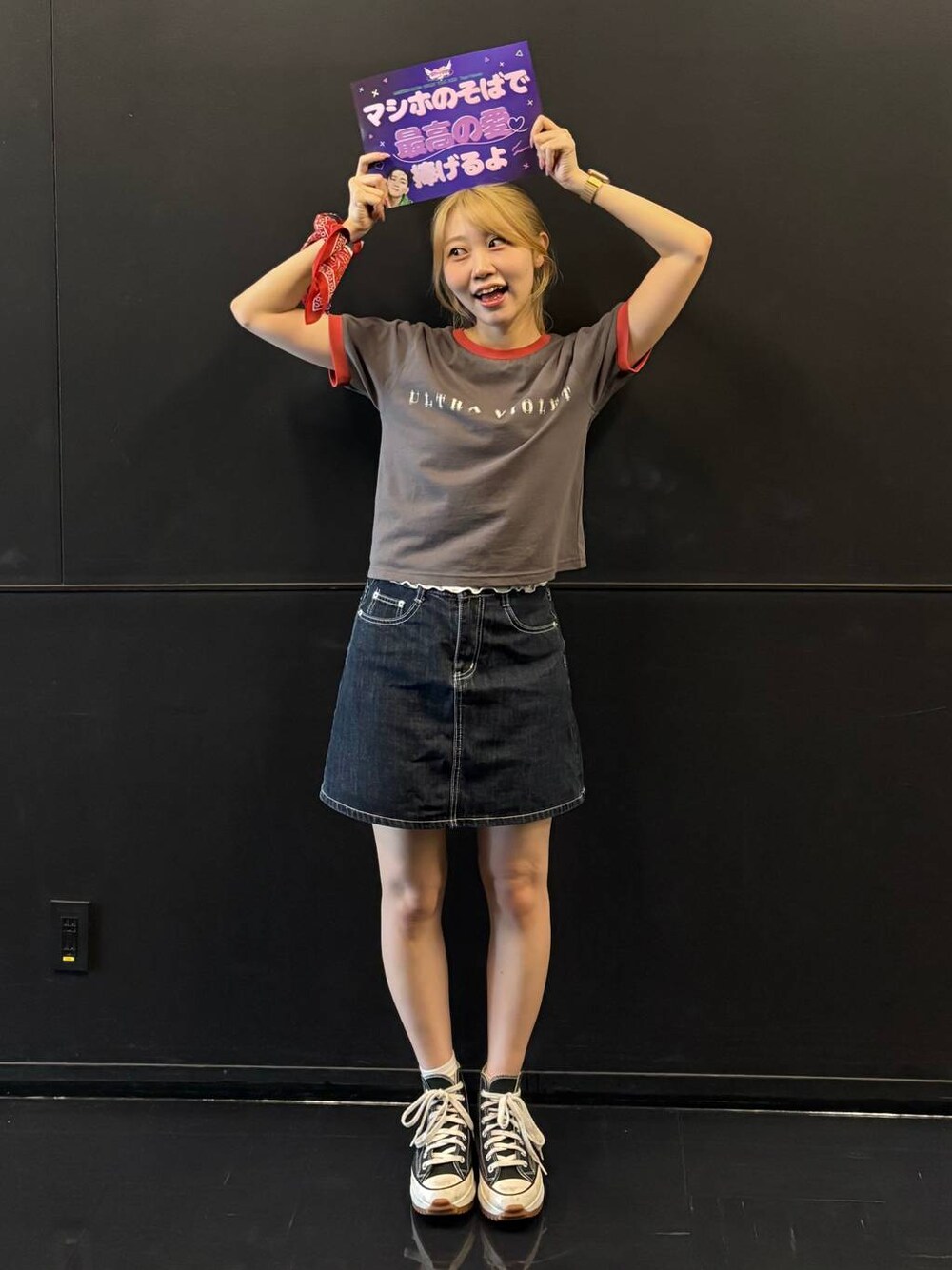 グレー系のTシャツ/カットソー、レッド系のストール/ショールを着用したレディースの夏コーディネートの1枚目の写真