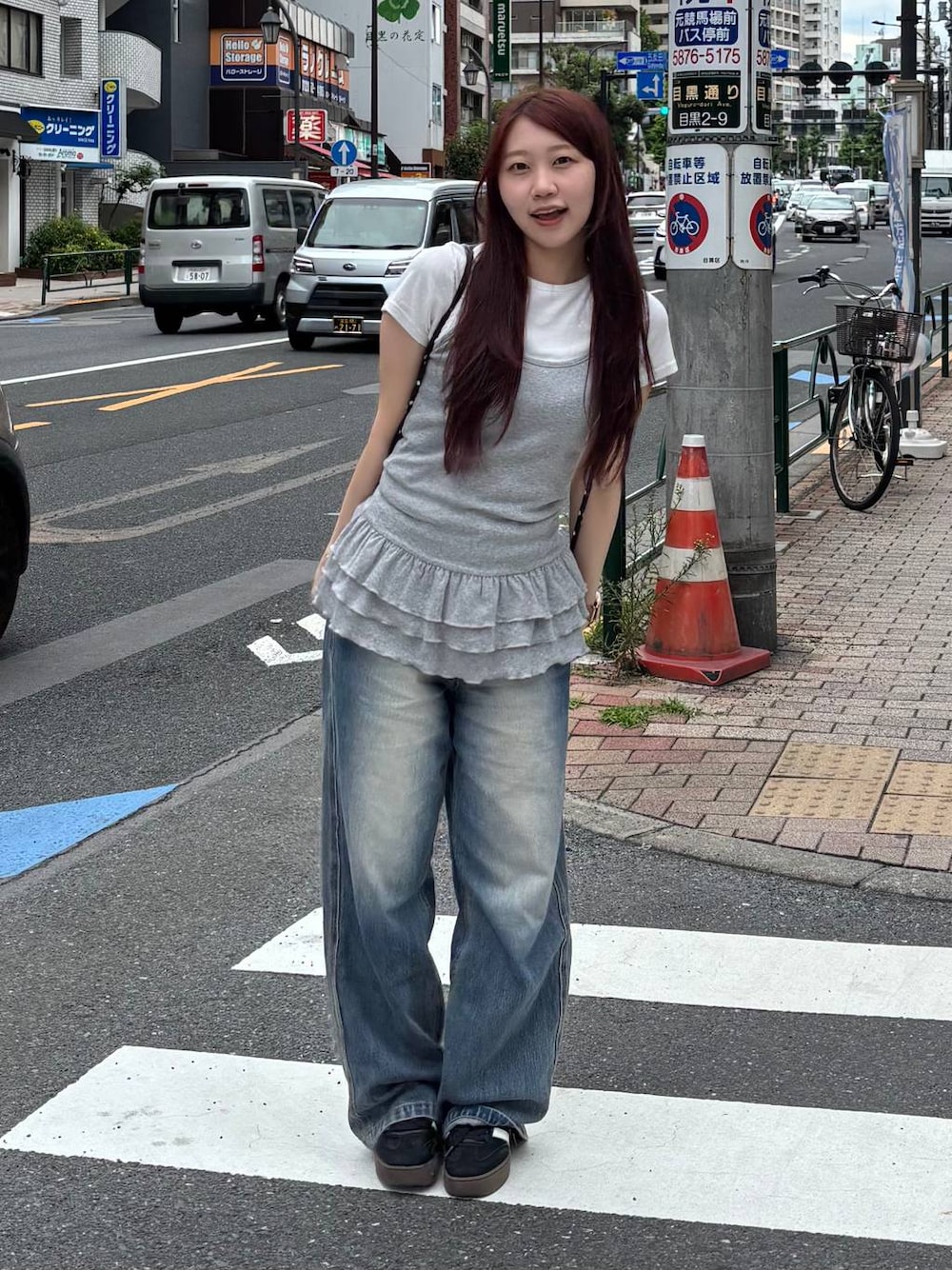 ブラック系のバックパック/リュック、グレー系のキャミソールを着用したレディースの夏コーディネートの1枚目の写真